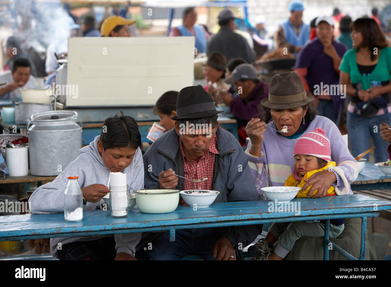 Familie Essen in Saquisili Markt, Anden, Ecuador Stockfoto
