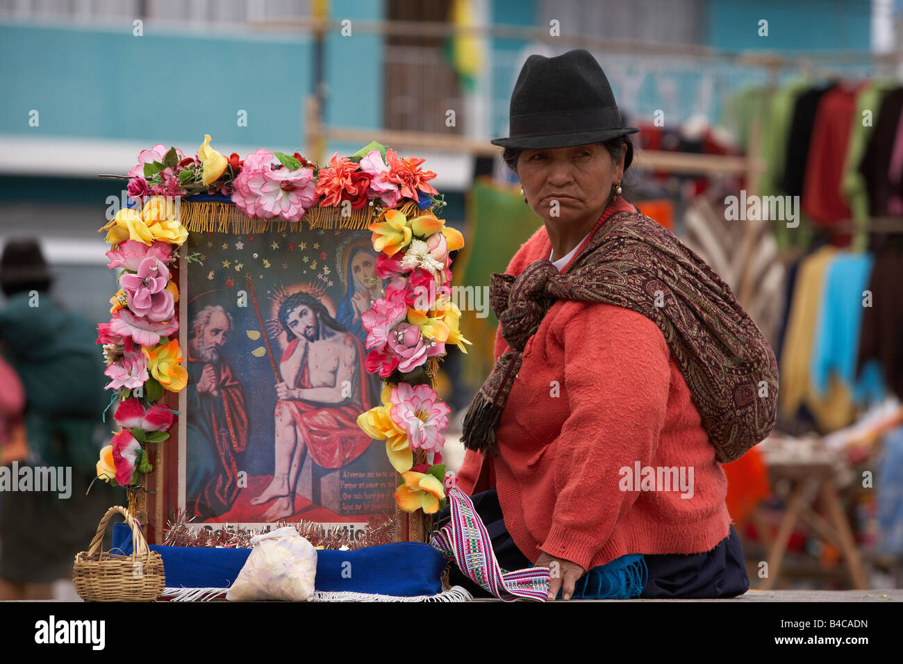 Frau mit religiösen Bild, Saquisili Markt, Anden, Ecuador Stockfoto