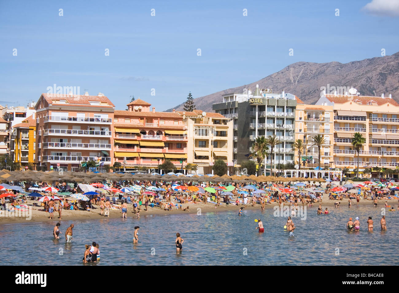 Fuengirola Costa del Sol Malaga Provinz Spanien überfüllten Strand und paseo Stockfoto