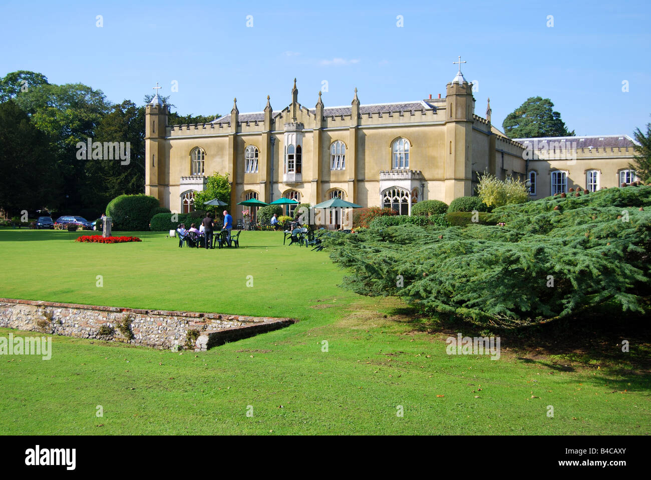 Ansicht der Abtei aus Gärten, Missenden Abbey, Great Missenden, Buckinghamshire, England, Vereinigtes Königreich Stockfoto