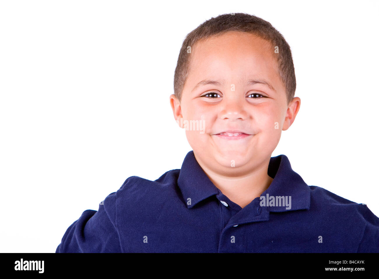 Glücklich Mischlinge junge freut sich auf weißem Hintergrund Stockfoto