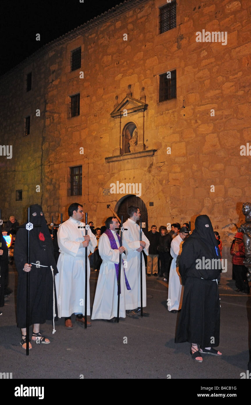 Nächtliche Zeit Semana Santa Karwoche Ostern Prozession vorbei an Kloster De La Madre de Dios Salamanca Spanien Stockfoto