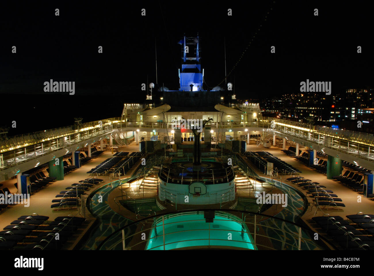 Nacht auf dem Pooldeck auf der Celebrity Cruises MV Mercury Stockfoto