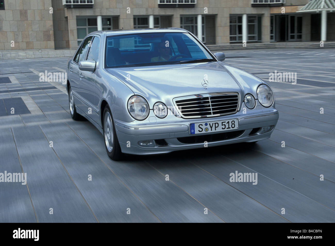 Auto, Mercedes E-Klasse, Limousine, obere mittlere, Modell Jahr 1999-2001,  Silber, fahren, schräg von vorne, frontale v Stockfotografie - Alamy