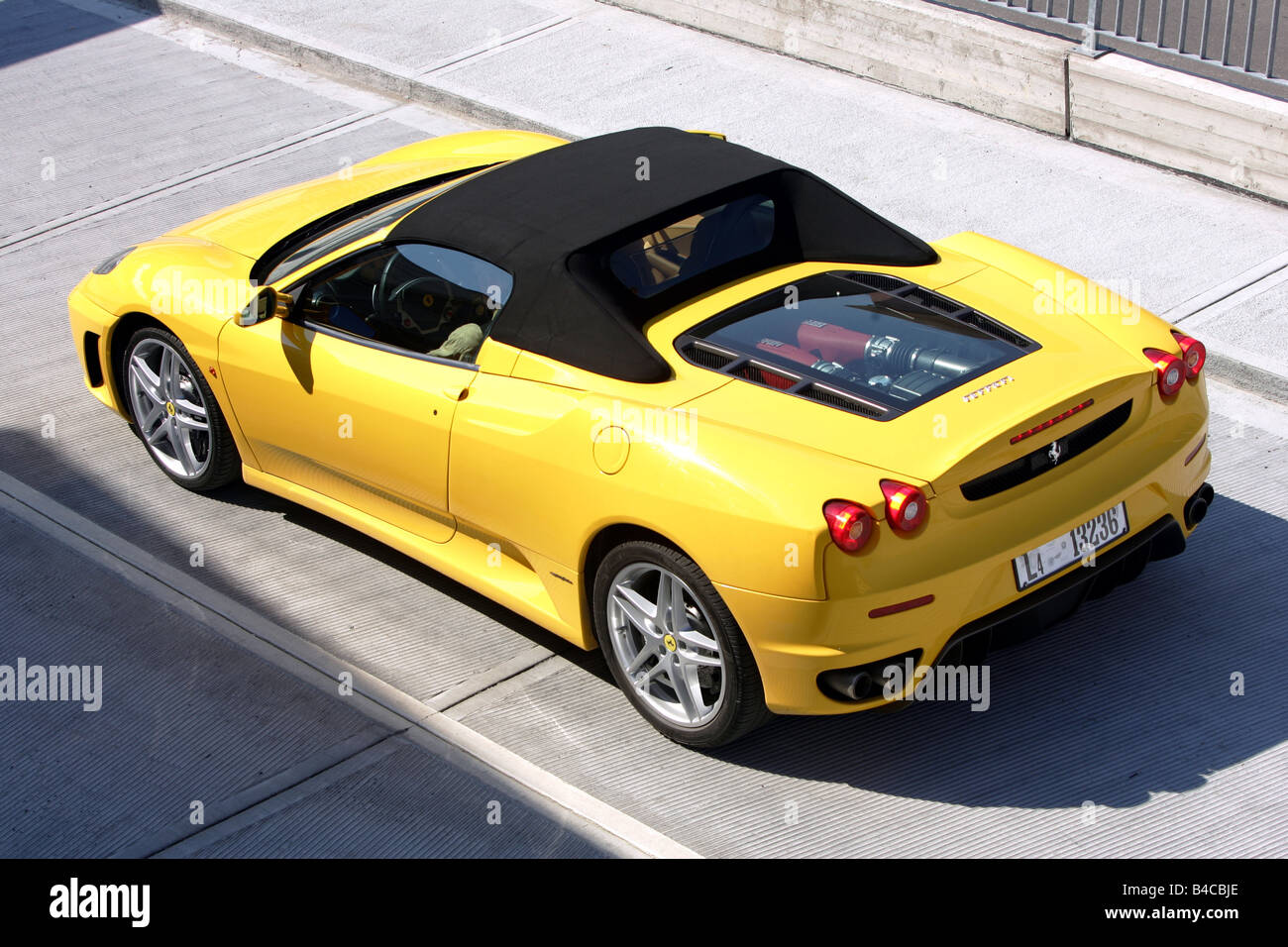 Auto, Ferrari F430 Spider, Modelljahr 2005-gelb, Cabrio fahren, stehend, Aufrechterhaltung, Diagonal von hinten/Oben, hinten Stockfoto