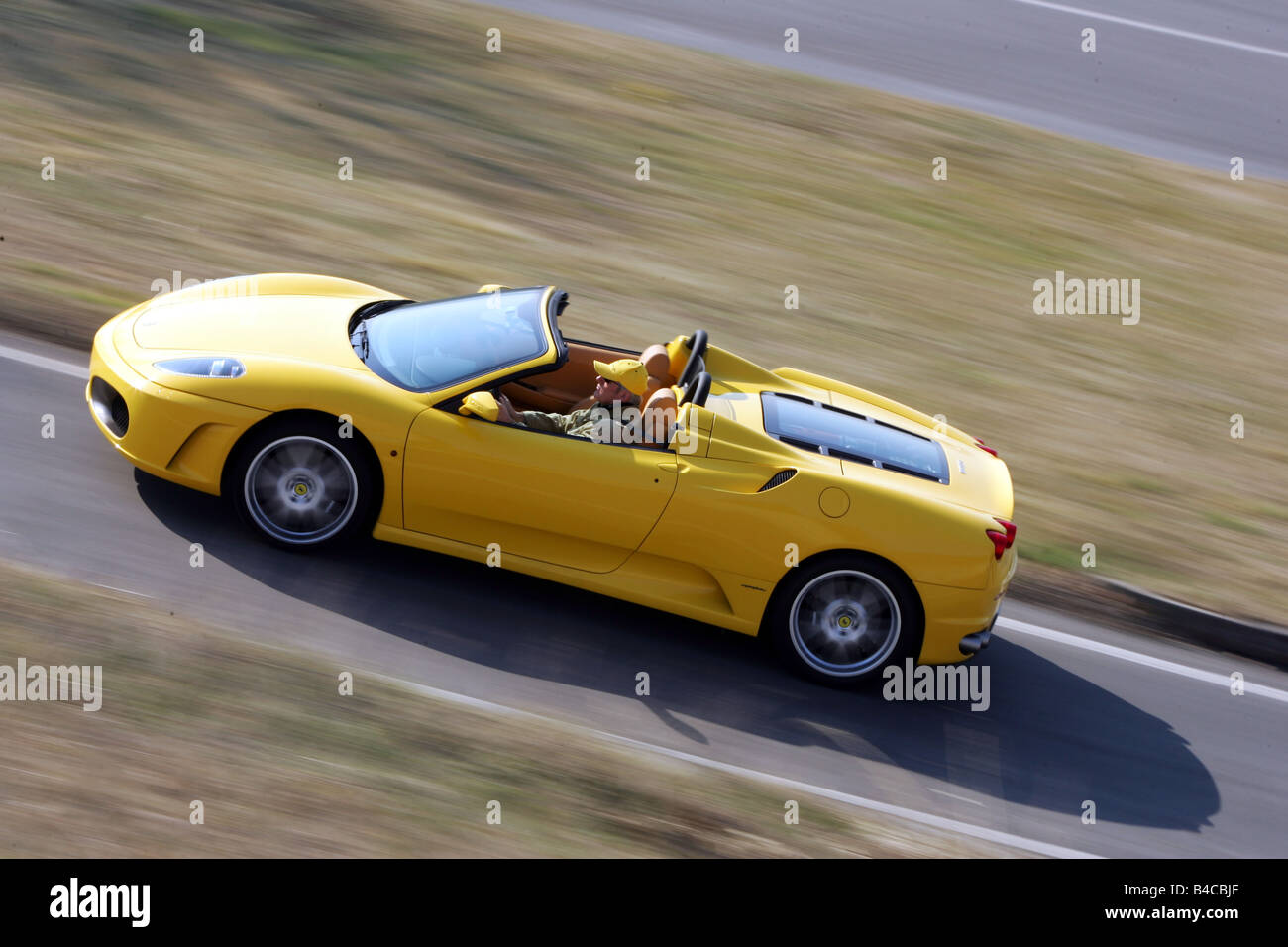 Auto, Ferrari F430 Spider, Modelljahr 2005-gelb, Cabrio fahren, Seitenansicht, open Top, Landstraße, Fotograf: Hans Stockfoto