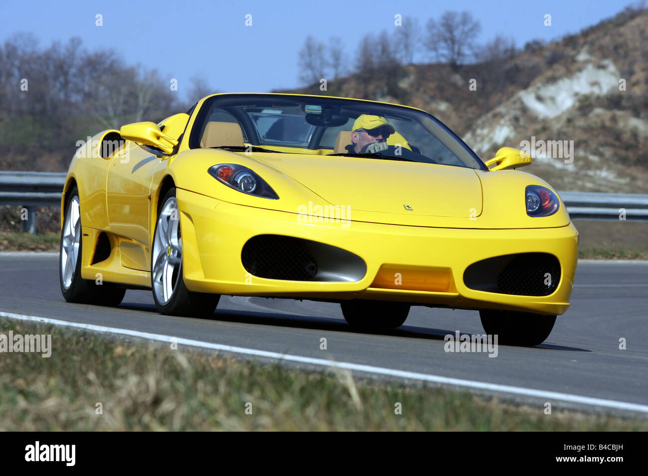 Auto, Ferrari F430 Spider, Modelljahr 2005-gelb, zählen Cabrio fahren, schräg von vorne, oben offen, Frontalansicht Stockfoto