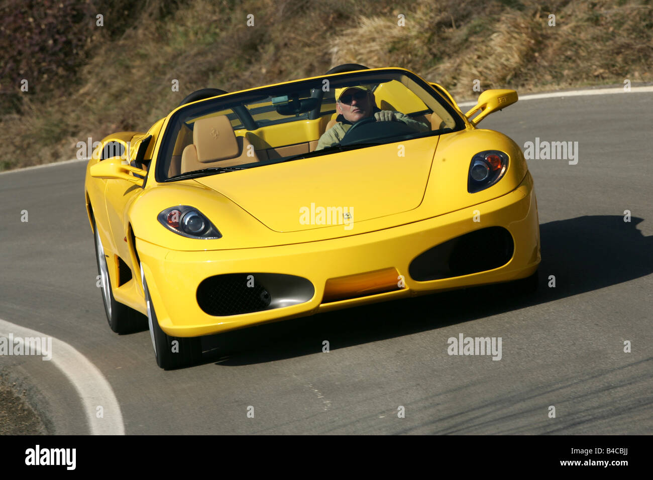 Auto, Ferrari F430 Spider, Modelljahr 2005-gelb, zählen Cabrio fahren, schräg von vorne, oben offen, Frontalansicht Stockfoto