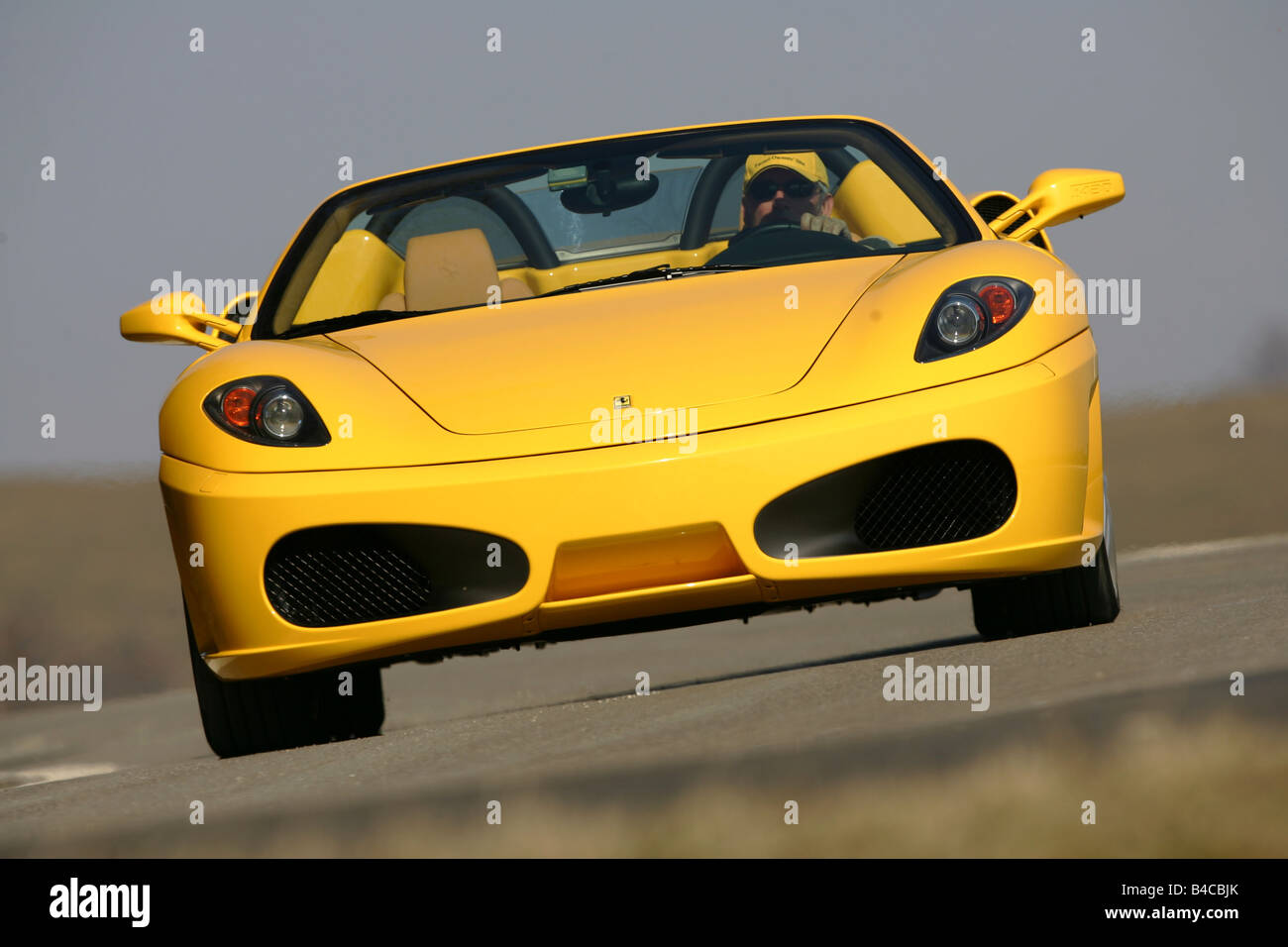 Auto, Ferrari F430 Spider, Modelljahr 2005-gelb, zählen Cabrio fahren, schräg von vorne, oben offen, Frontalansicht Stockfoto