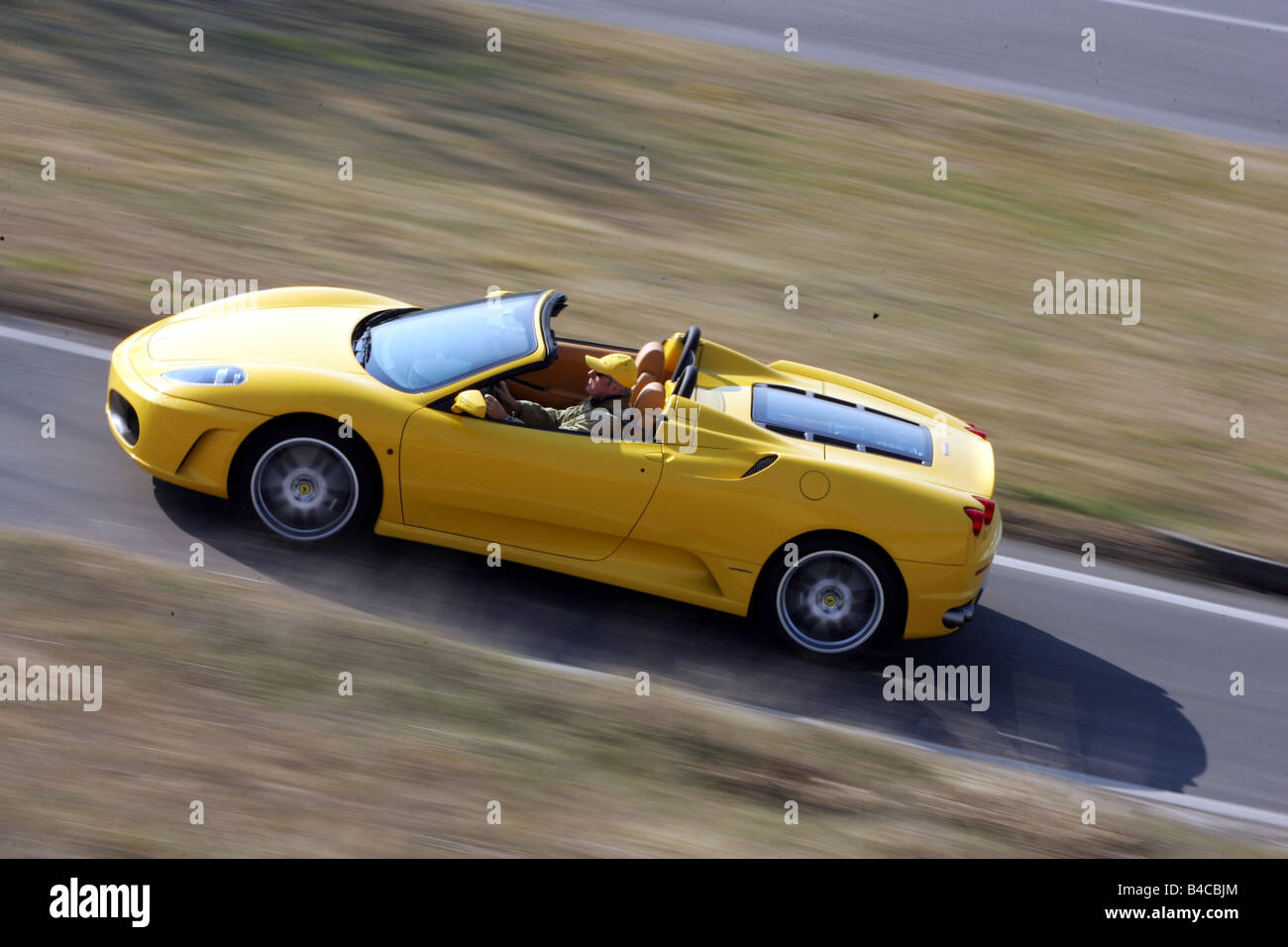 Auto, Ferrari F430 Spider, Modelljahr 2005-gelb, Cabrio fahren, Seitenansicht, open Top, Landstraße, Fotograf: Hans Stockfoto