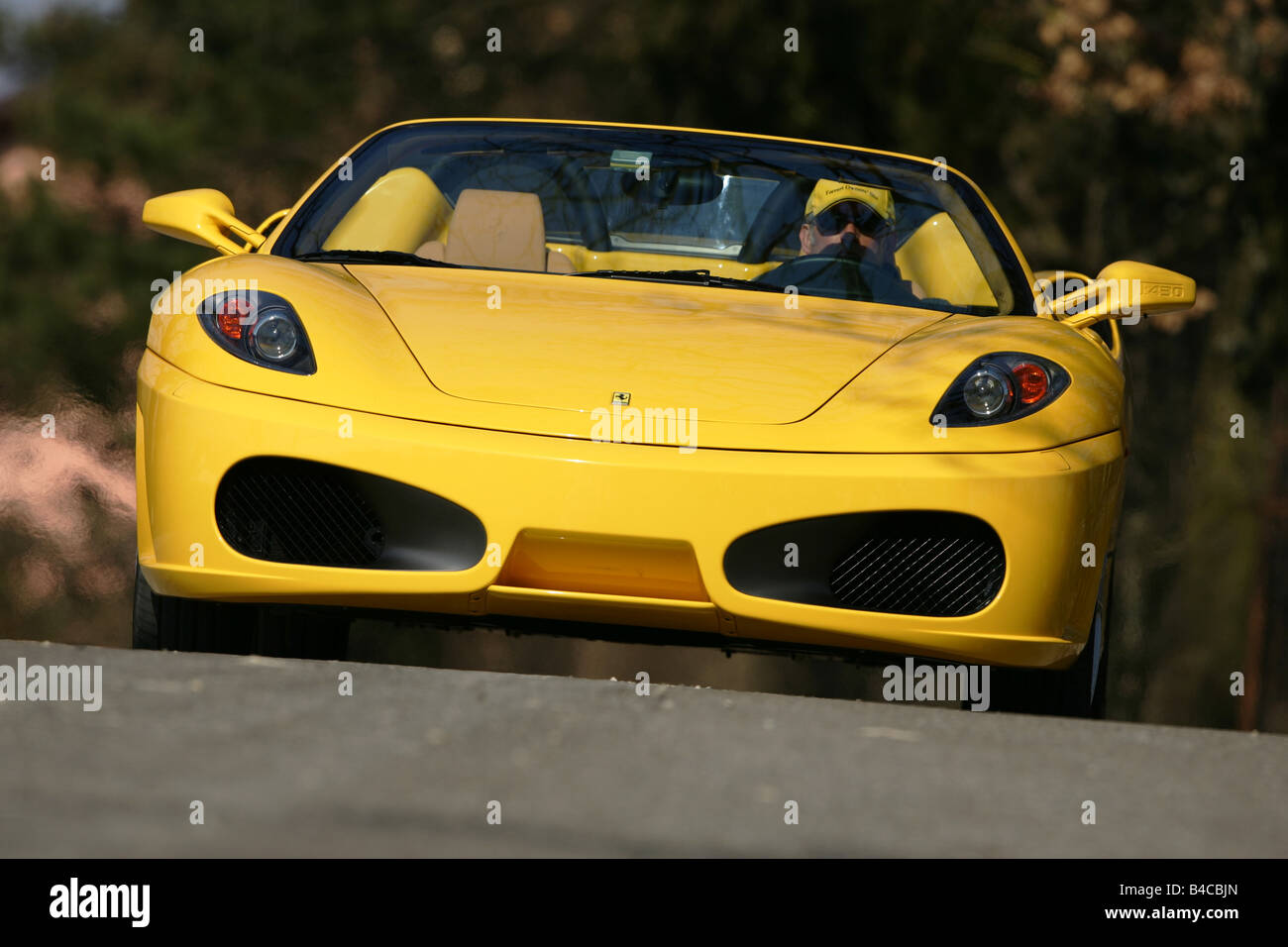 Auto, Ferrari F430 Spider, Modelljahr 2005-gelb, zählen Cabrio fahren, schräg von vorne, oben offen, Frontalansicht Stockfoto