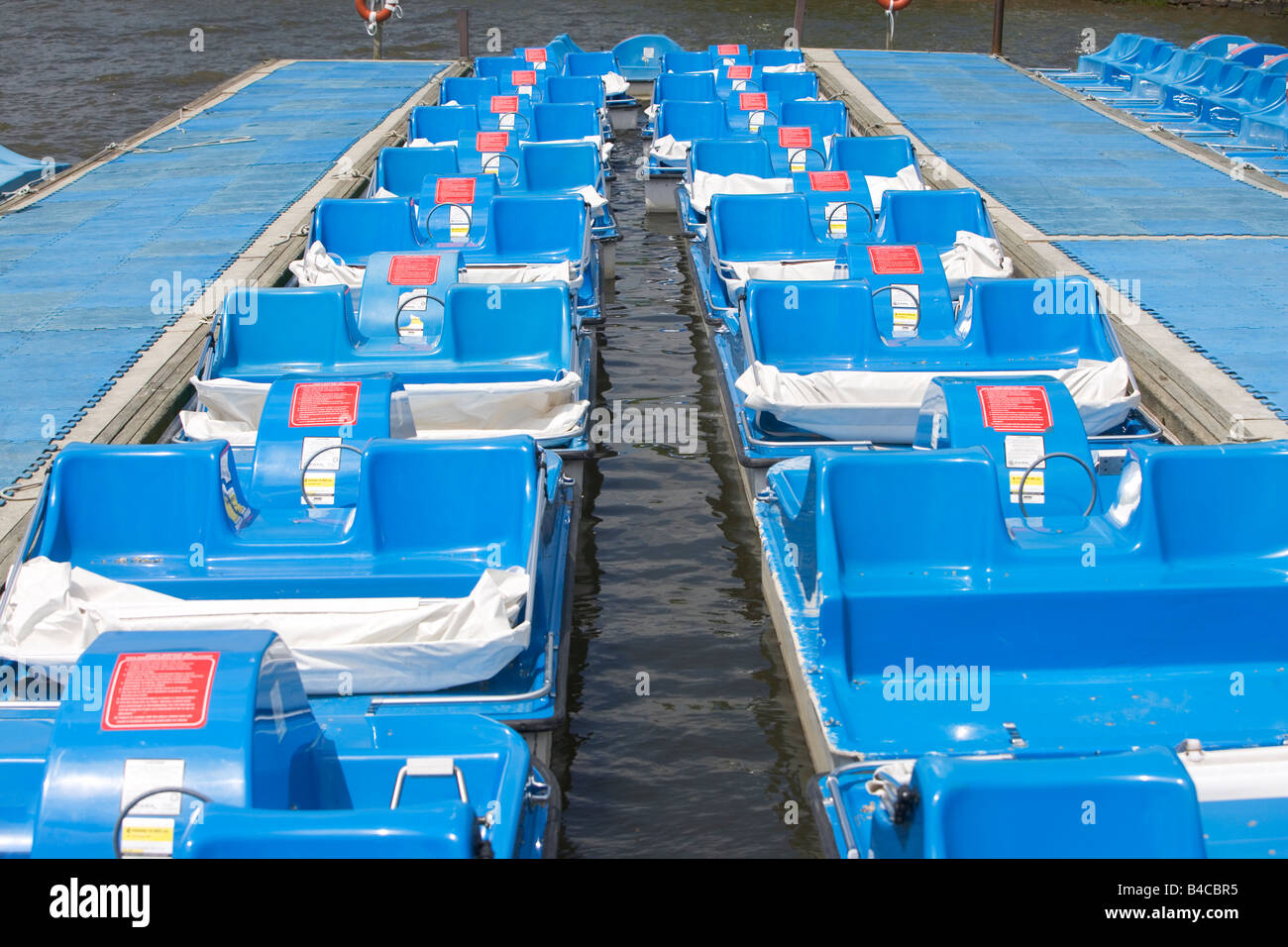 horizontal, Boote, Verleih, Pedal, rot, gelb, blau, weiß, Kunststoff, Sidari, Korfu, Griechenland, Griechisch, mediterran, Sonne, Sommer, Meer Stockfoto