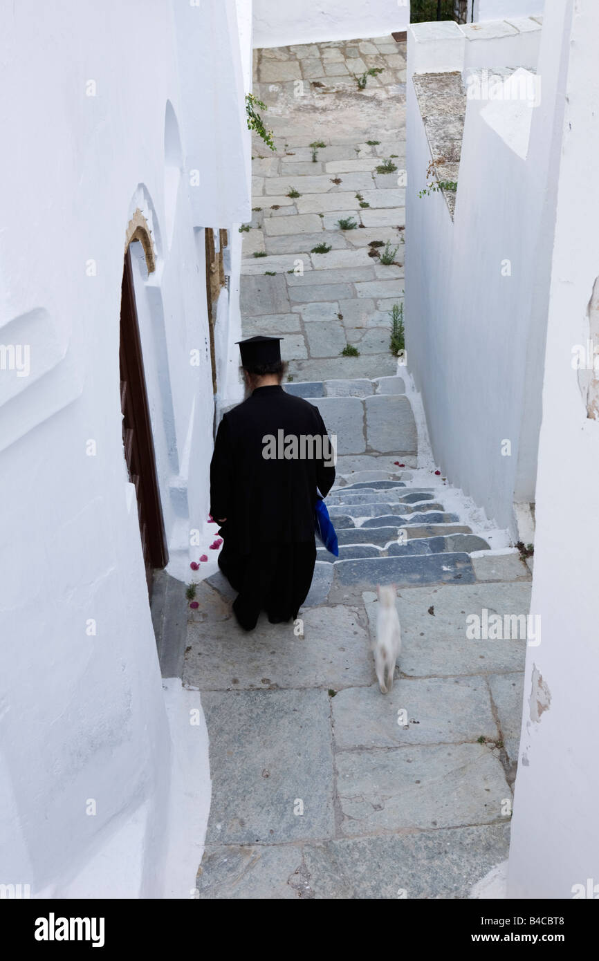 Ein griechischer Priester mit Katze in Skopelos Altstadt die Sporaden griechische Inseln Griechenlands Stockfoto