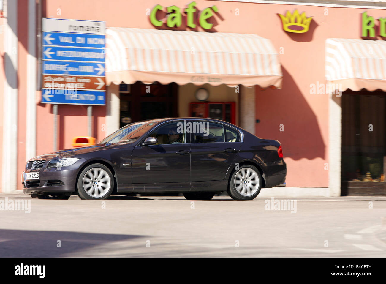 Schwarz/Anthrazit, Mittelklasse, Auto, BMW 330i Limousine, Modelljahr 2004-Fahrt, Seite Ansicht, Stadt, Fotograf: Hans Dieter Stockfoto