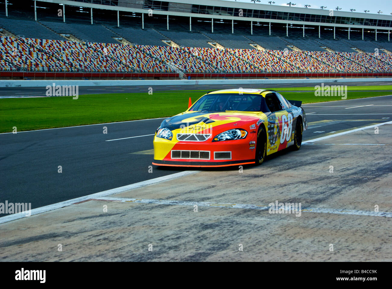 Richard Petty Driving Erfahrung NASCAR Stil Rennwagen in Gruben bei Lowe s Motor Speedway Stockfoto