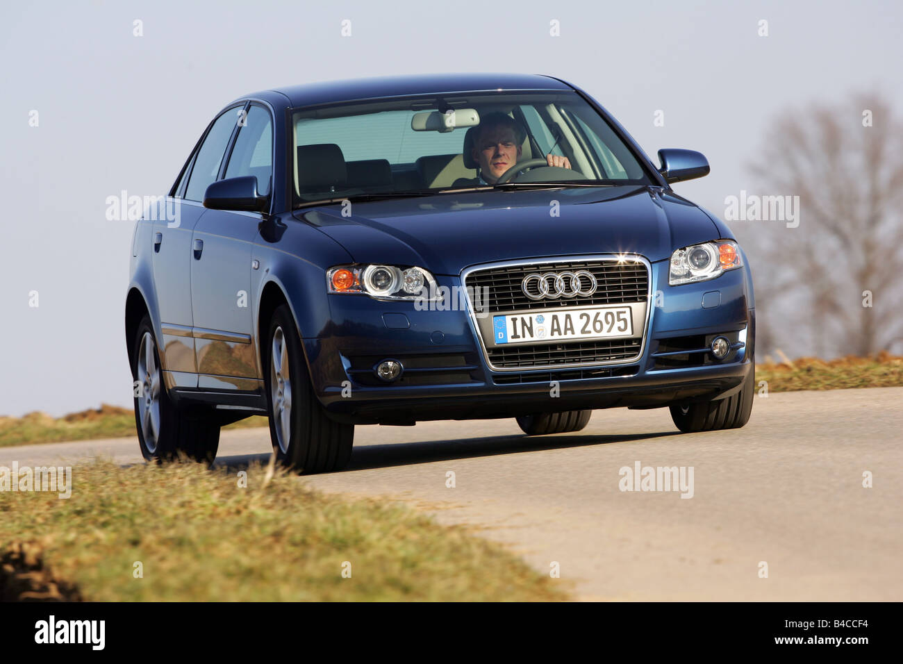 Auto, Audi A4 2.0 TDI, Modelljahr 2005-, dunkel blau, mittlere Klasse,  Limousine, fahren, schräg von vorne, Vorderansicht, Länder Stockfotografie  - Alamy