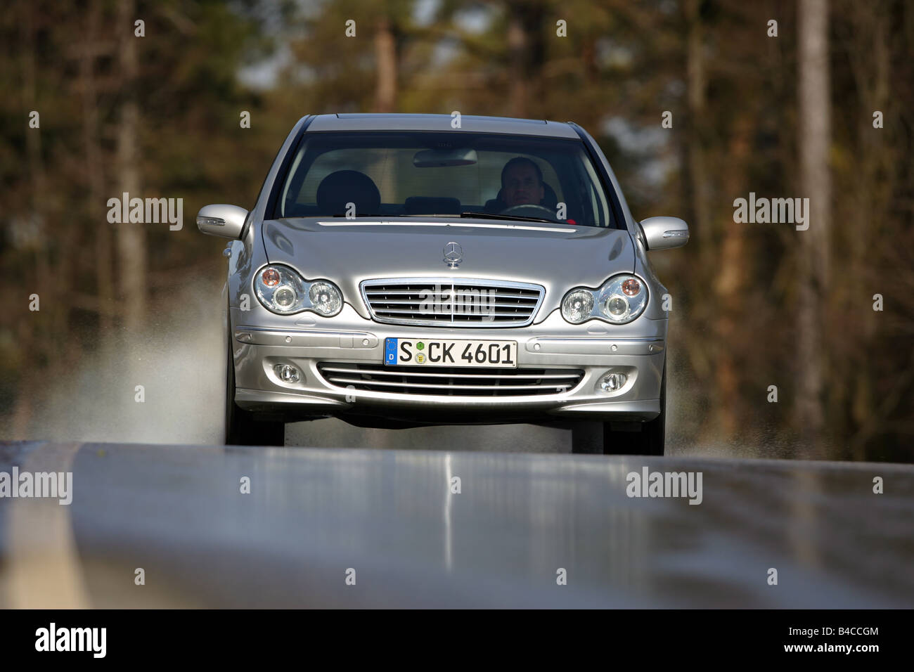 Auto, Mercedes C 220 CDI, Modell Jahr 2005, Silber, mittlere Klasse,  Limousine, fahren, Vorderansicht, Landstraße, Fotograf: H Stockfotografie -  Alamy