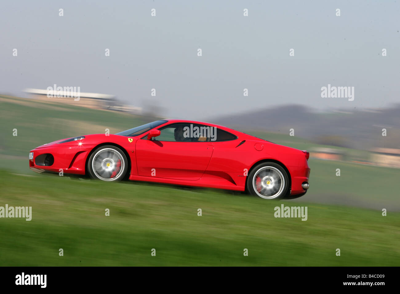 Auto, Ferrari F 430, Roadster, Coupé/Coupe, Baujahr 2005-rot, fahren, Seite, Ansicht, Landstraße, Fotograf: Achim Hartmann Stockfoto