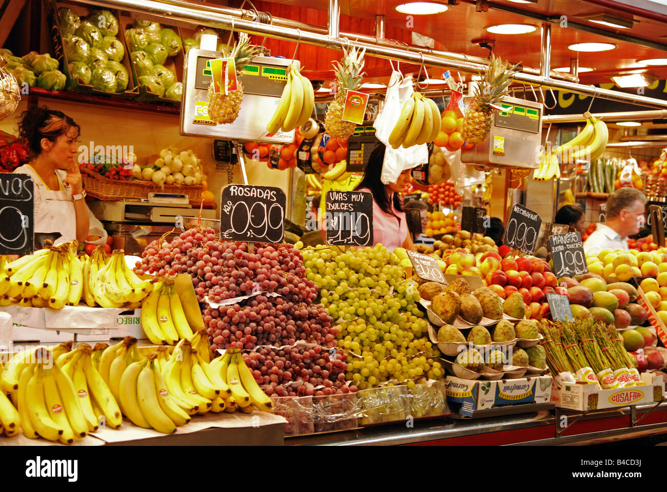 ein Obst- und Gemüse-Stand auf dem la Boqueria Markt in Barcelona, Spanien Stockfoto