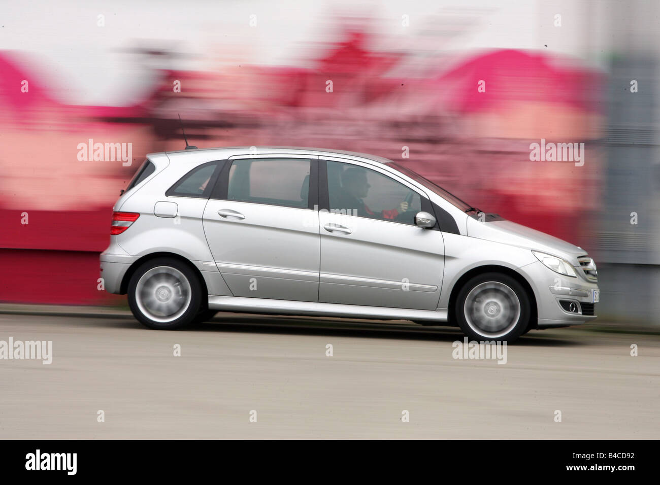 Auto Mercedes B 200 Cdi B Klasse Modelljahr 2005 Silber Van Fahren Seite Ansicht Stadt Fotograf Hans Dieter Seufert Stockfotografie Alamy