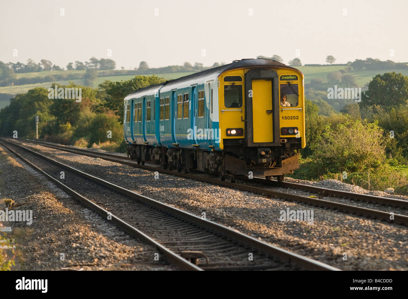 Arriva-Zug in Bewegung in der Nähe von Cardiff entlang der Hauptstrecke von Swansea nach Paddington Stockfoto