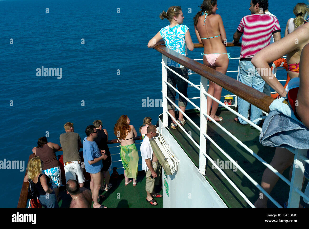 Passagiere an Bord der MF Caledonia am Schwarzen Meer in einem Rettungsboot Bohrer Stockfoto