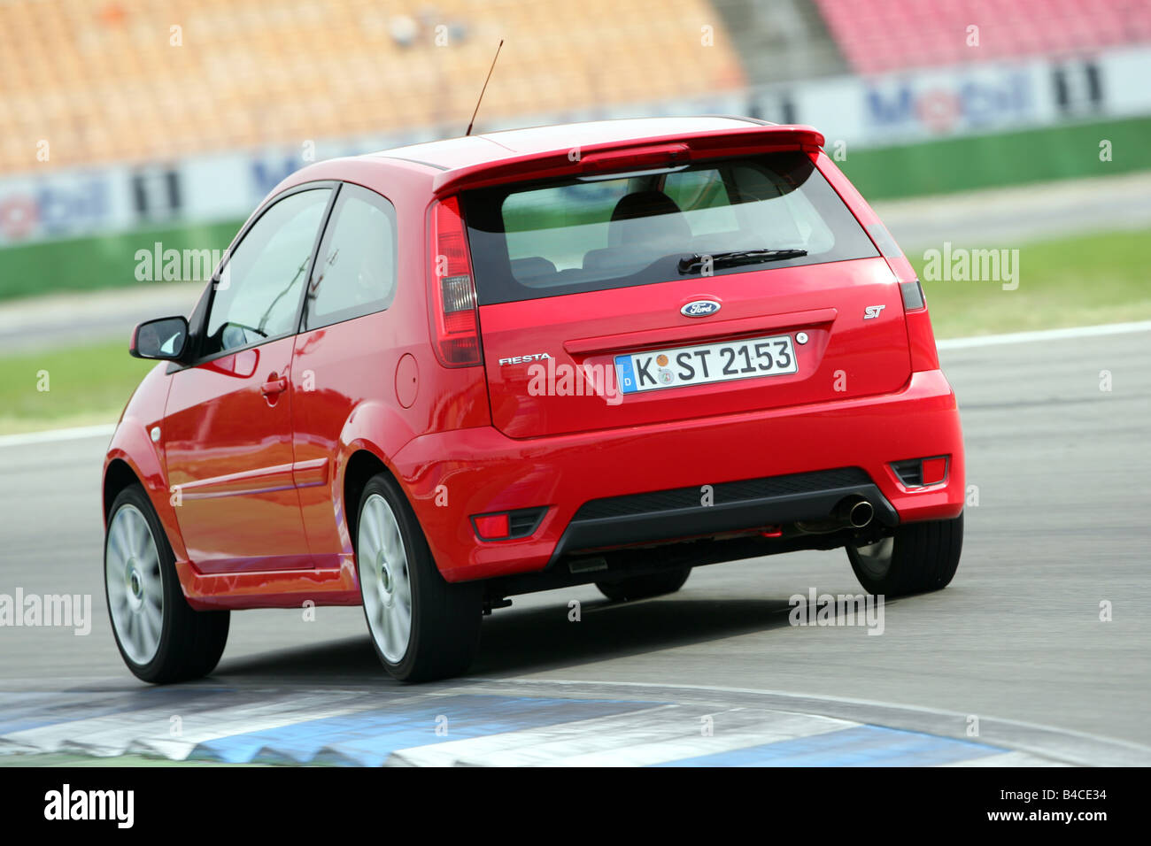 Auto, Ford Fiesta ST, klein rund, rot, Baujahr 2005-fahren, diagonal von hinten, Rückfahrkamera, Teststrecke, Fotograf: Stockfoto