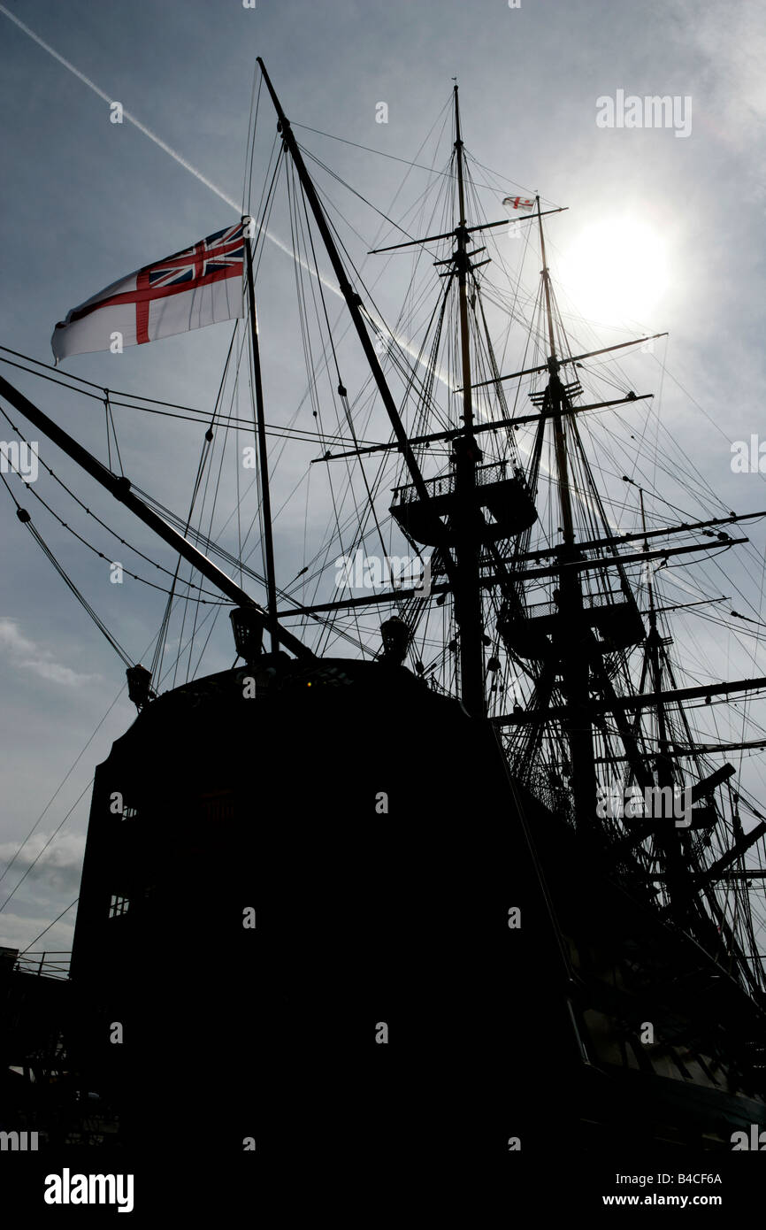 Stadt von Portsmouth. England. Silhouette Ansicht der HMS Victory, die sich am Portsmouth Historic Dockyard befindet. Stockfoto