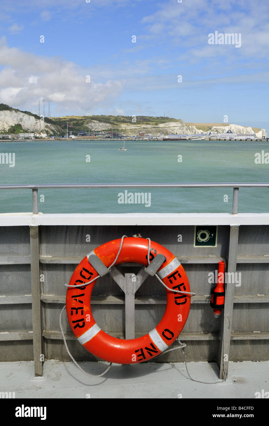 Leuchtend orange Rettungsring auf die Geschwindigkeit eines Speedferries bei Dover Hoverport UK Stockfoto