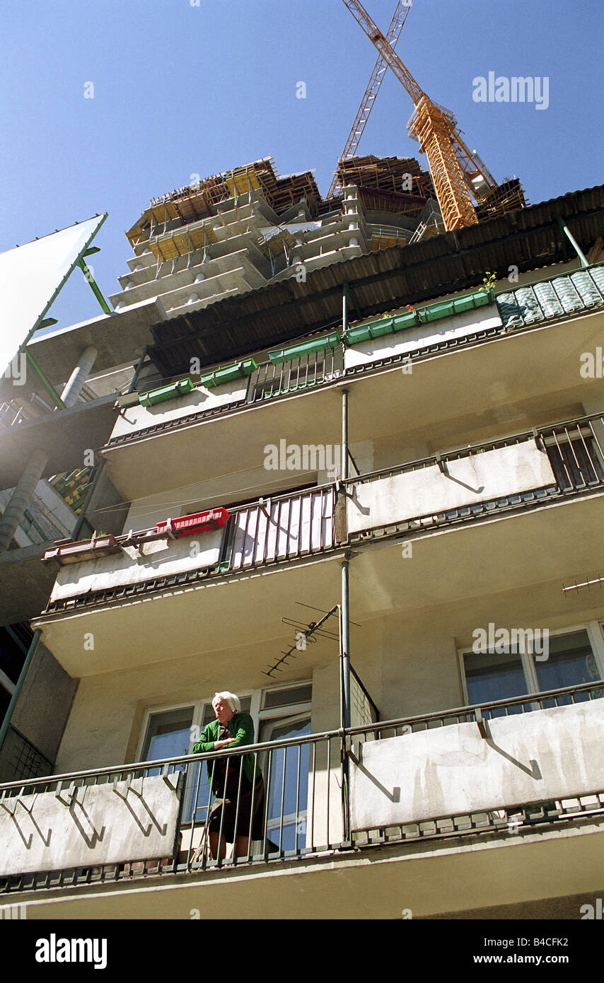 Ein Wohnblock mit einer Baustelle im Hintergrund, Warschau, Polen Stockfoto