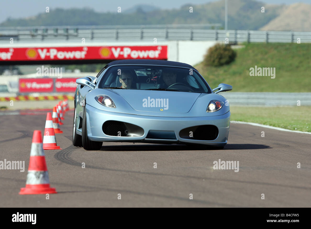Auto, Ferrari F430 Spider F1, Modelljahr 2005-Silber, Cabrio, Auto, schräg von vorne, Vorderansicht, Test track, Stockfoto