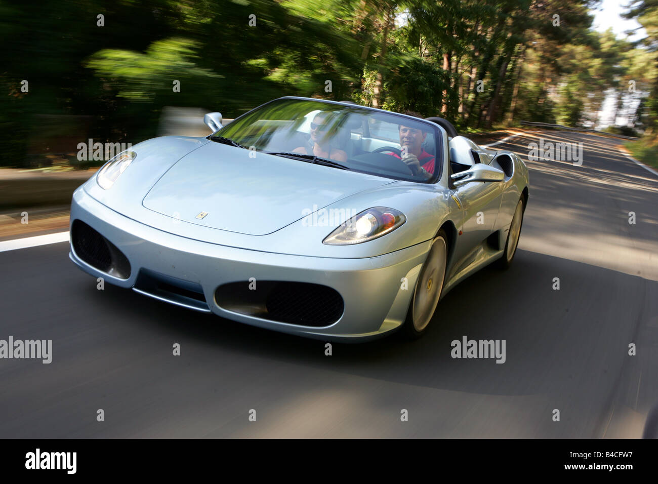Auto, Ferrari F430 Spider F1, Modelljahr 2005-Silber, Cabrio, treibende, schräg von vorne, Vorderansicht, Landstraße Stockfoto