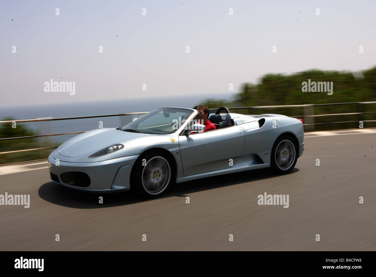 Auto, Ferrari F430 Spider F1, Modelljahr 2005-Silber, Cabrio, treibende, schräg von vorne, Vorderansicht, Landstraße Stockfoto