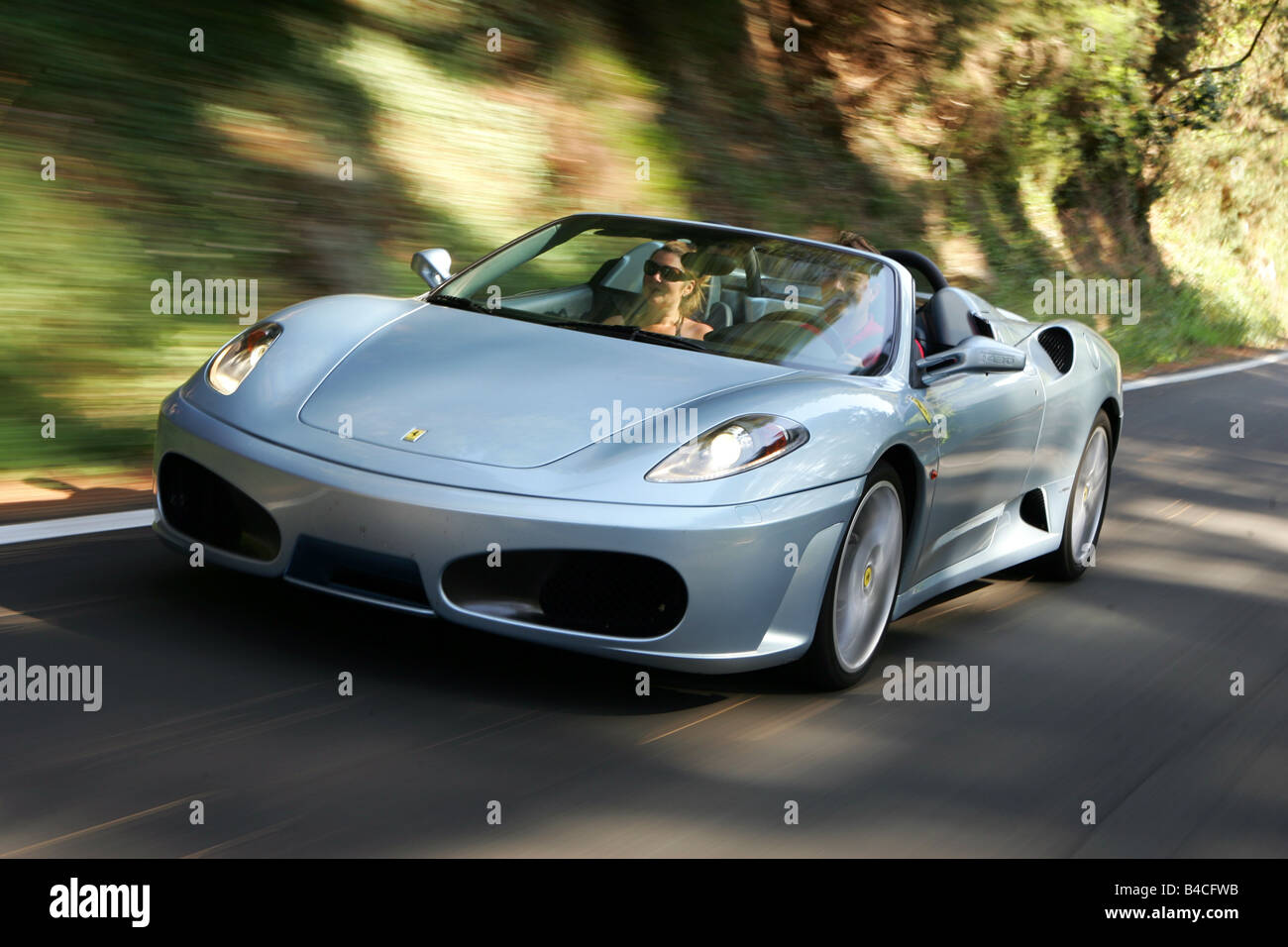 Auto, Ferrari F430 Spider F1, Modelljahr 2005-Silber, Cabrio, treibende, schräg von vorne, Vorderansicht, Landstraße Stockfoto