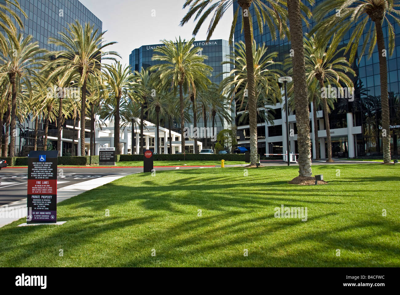 Irvine Türme Newport Beach Kalifornien vier aus Granit und Glas Office Tower Gebäudehüllen Gartenanlage Architektur Stockfoto