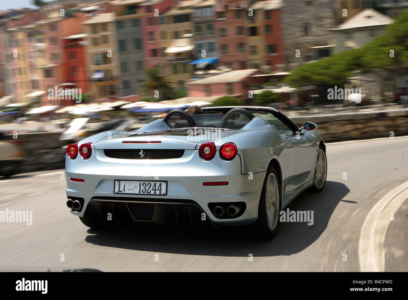 Auto, Ferrari F430 Spider F1, Modelljahr 2005-Silber, Cabrio fahren, diagonal von hinten, hinten anzuzeigen, Stadt, Landsappro Stockfoto
