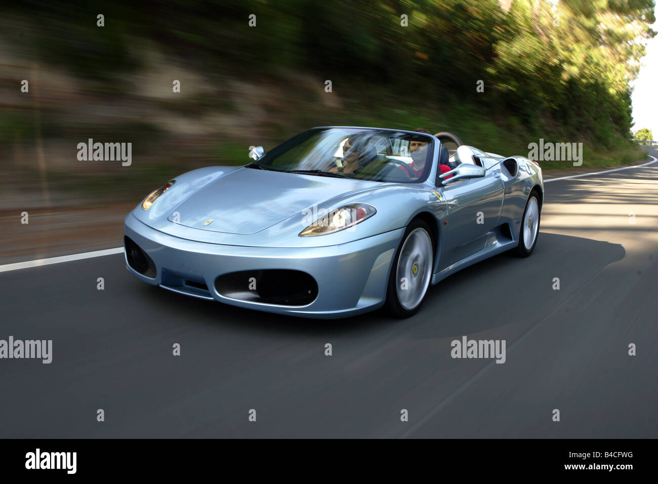 Auto, Ferrari F430 Spider F1, Modelljahr 2005-Silber, Cabrio, treibende, schräg von vorne, Vorderansicht, Landstraße Stockfoto
