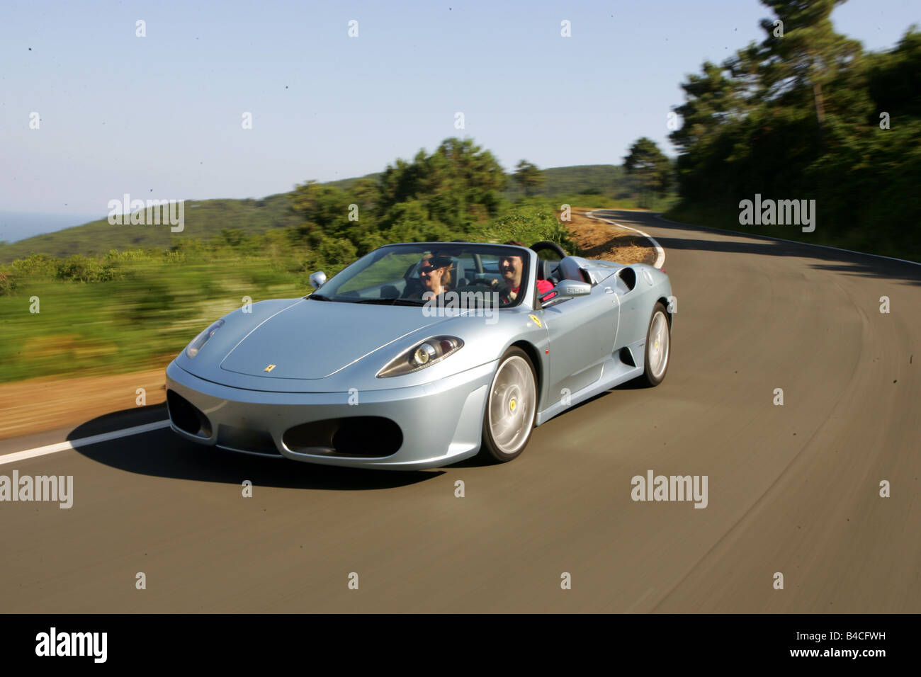 Auto, Ferrari F430 Spider F1, Modelljahr 2005-Silber, Cabrio, treibende, schräg von vorne, Vorderansicht, Landstraße Stockfoto