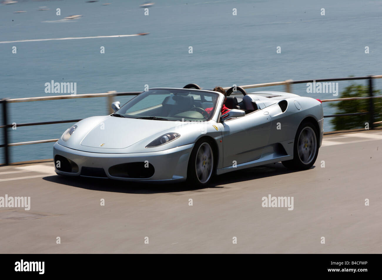 Auto, Ferrari F430 Spider F1, Modelljahr 2005-Silber, Cabrio, treibende, schräg von vorne, Vorderansicht, Landstraße Stockfoto