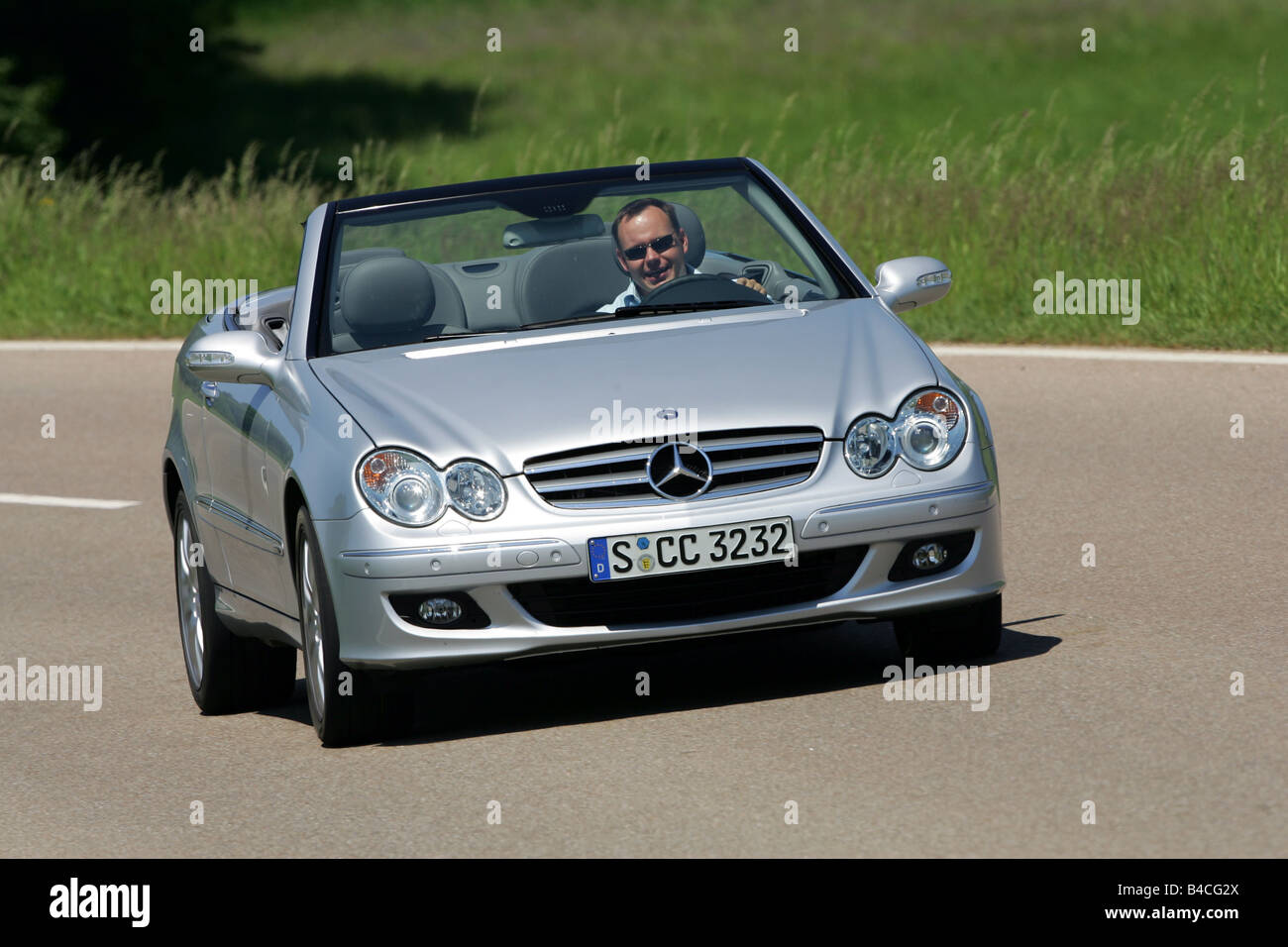 Mercedes CLK 320 CDI Cabrio, Modell Jahr 2005-Silber, fahren, schräg von vorne, Vorderansicht, open Top, Land ro Stockfoto