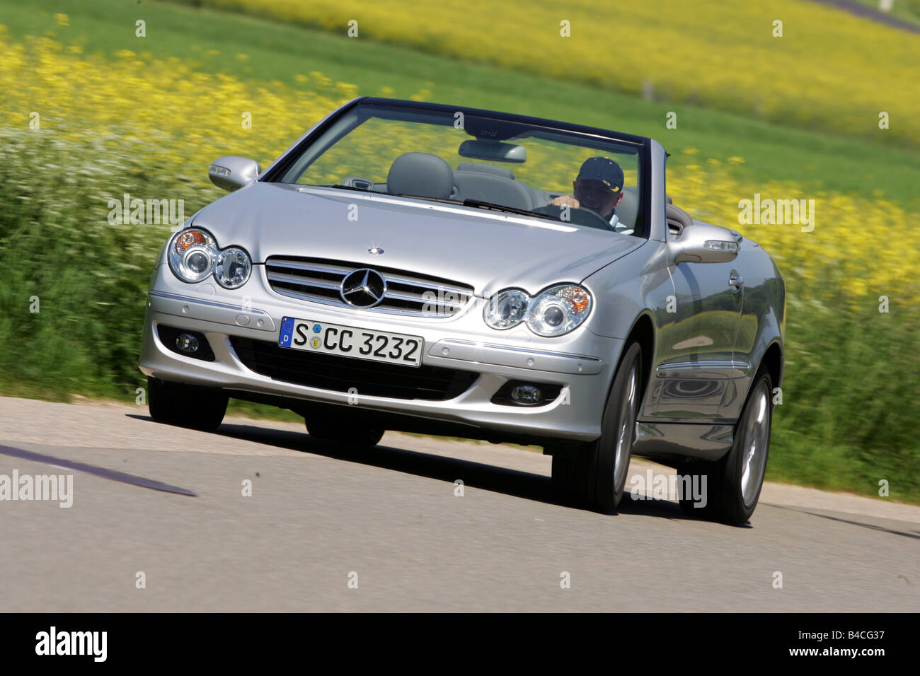 Mercedes CLK 320 CDI Cabrio, Modell Jahr 2005-Silber, fahren, schräg von vorne, Vorderansicht, open Top, Land ro Stockfoto