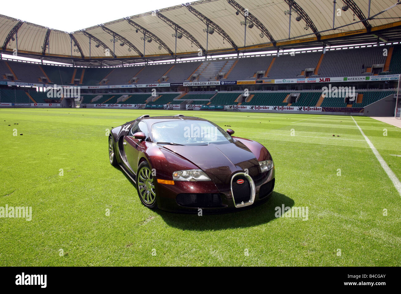 Auto, Bugatti Veyron 16.4, Roadster, Coupé, Baujahr 2005-, Wein-rot-schwarz, stehend, Aufrechterhaltung, Diagonal von der Front, vorne Stockfoto