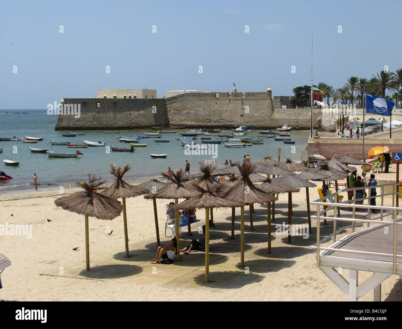 Castillo de Santa Catalina mit Stadtstrand und Booten im Vordergrund, Cádiz, Andalusien, Spanien, España, Europa Stockfoto