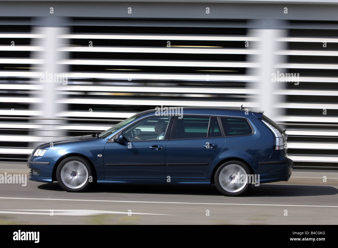 Saab 9-3 Sportkombi 2.8 V6 Aero, Modell 2005-blau bewegt, Side Jahresansicht, Stadt Stockfoto