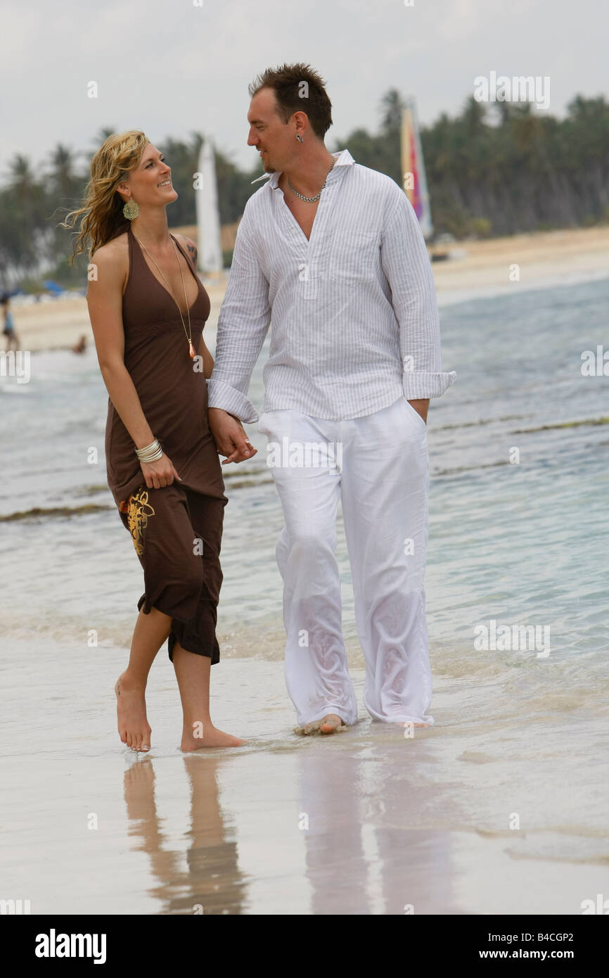paar in Liebe posieren für ihre Engagement Fotos im Dreams Resort in Punta Cana Dominikanische Republik Stockfoto