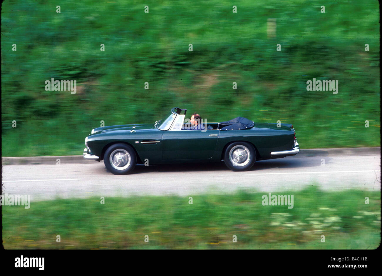 Auto, Aston Martin DB4, Cabrio, Jahrgang ca., Cabrio, Modelljahr 1962-1963, grün, 60er Jahre, fahren, Landstraße, s Stockfoto