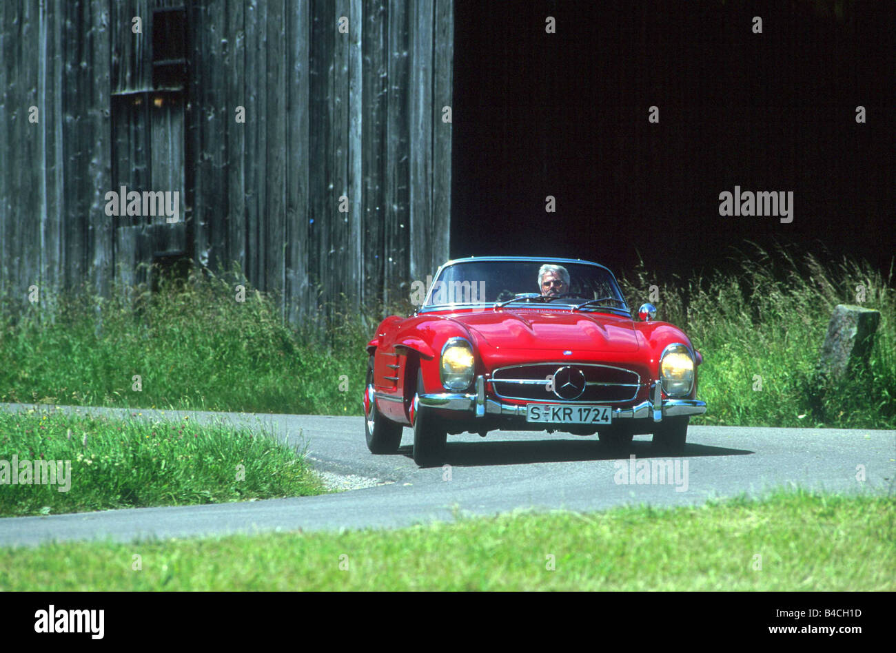 Auto, Mercedes 300 SL Roadster, Cabrio, Modell Jahr 1957-1963, rot, Vintage ca., 1950er, 60er Jahre, open Top, fahren, Graf Stockfoto