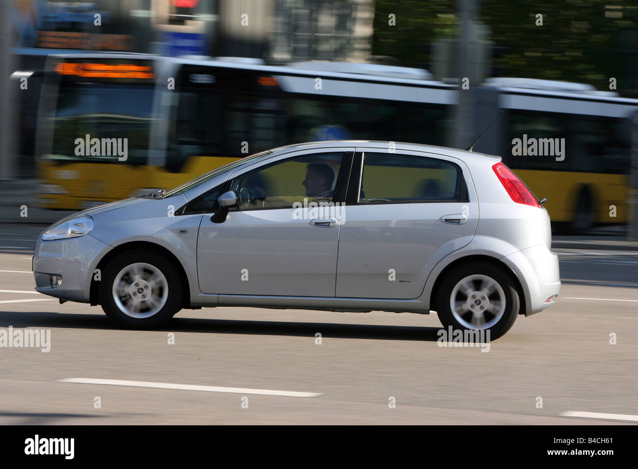 Fiat Grande Punto 1.3 Multijet 16V, Baujahr 2005-, Silber, fahren, Seitenansicht, Stadt Stockfoto