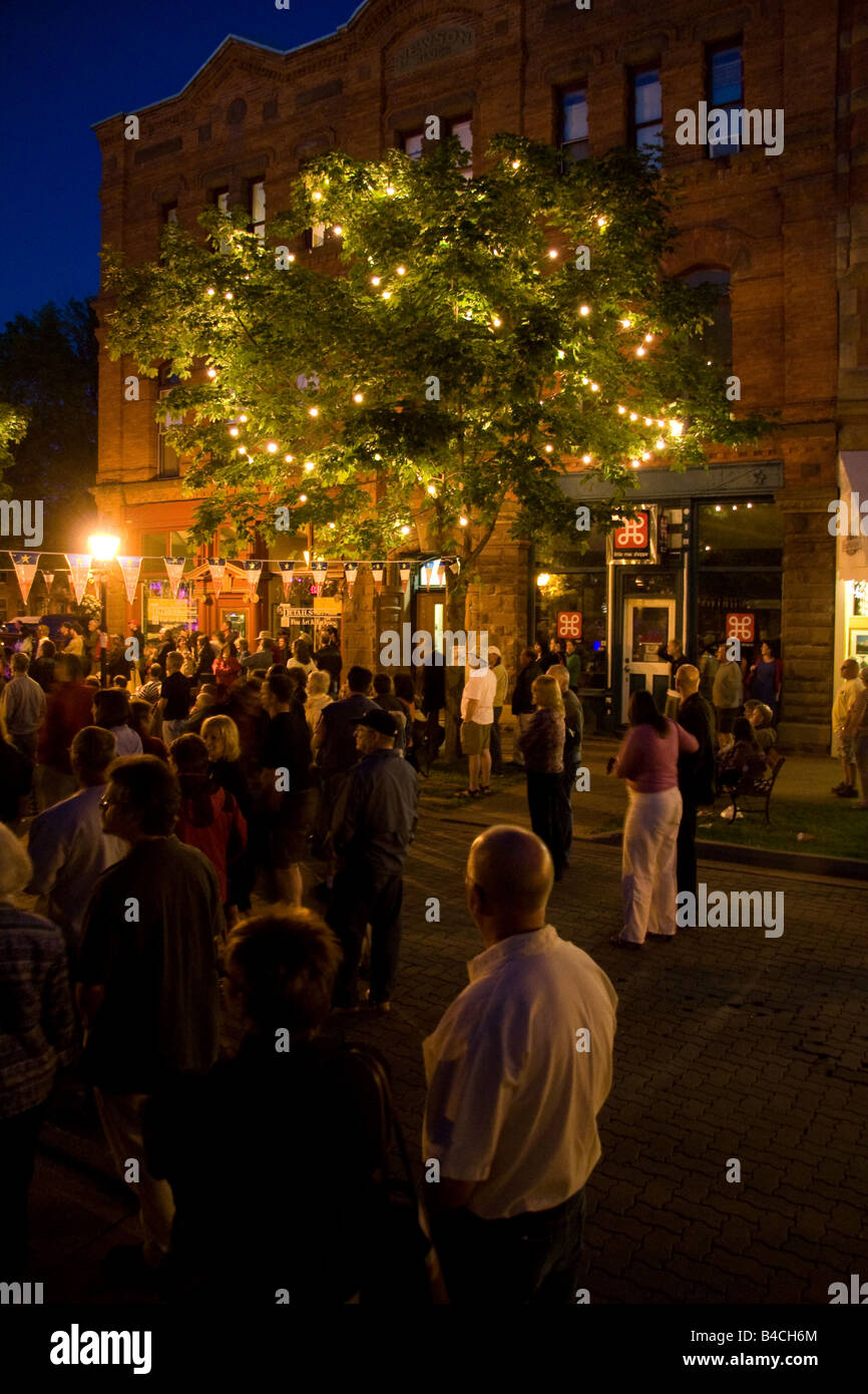 Victoria-Zeile in Charlottetown, Publikum bei Nachtkonzert während Tes Fanco Folies de Charlottetown Stockfoto