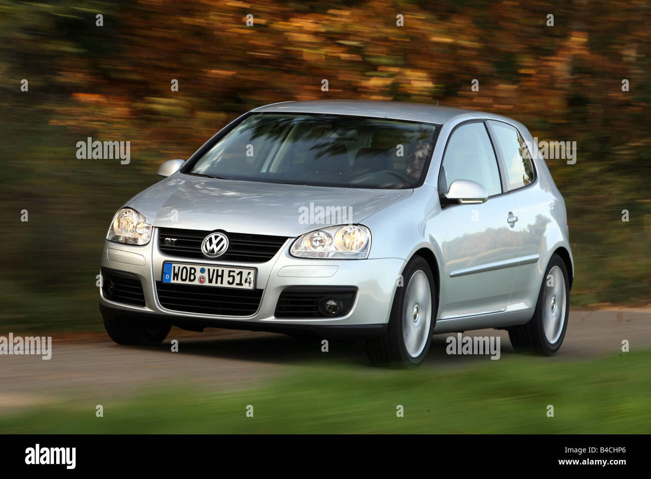 VW Volkswagen Golf GT, Golf V, Modell Jahr 2005-Silber, fahren, schräg von  vorne, Vorderansicht, Landstraße, Herbst Stockfotografie - Alamy